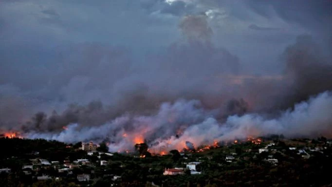 «Η γιαγιά τους κάηκε ζωντανή! Τα παιδιά τριγυρνούσαν μόνα τους, άνθρωποι περνούσαν μέσα από τις φλόγες…»